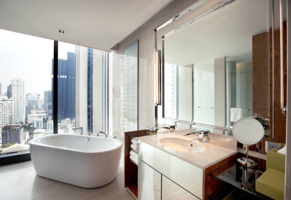 Hyatt Regency Bangkok Sukhumvit1 King Bed Club Access Deluxe