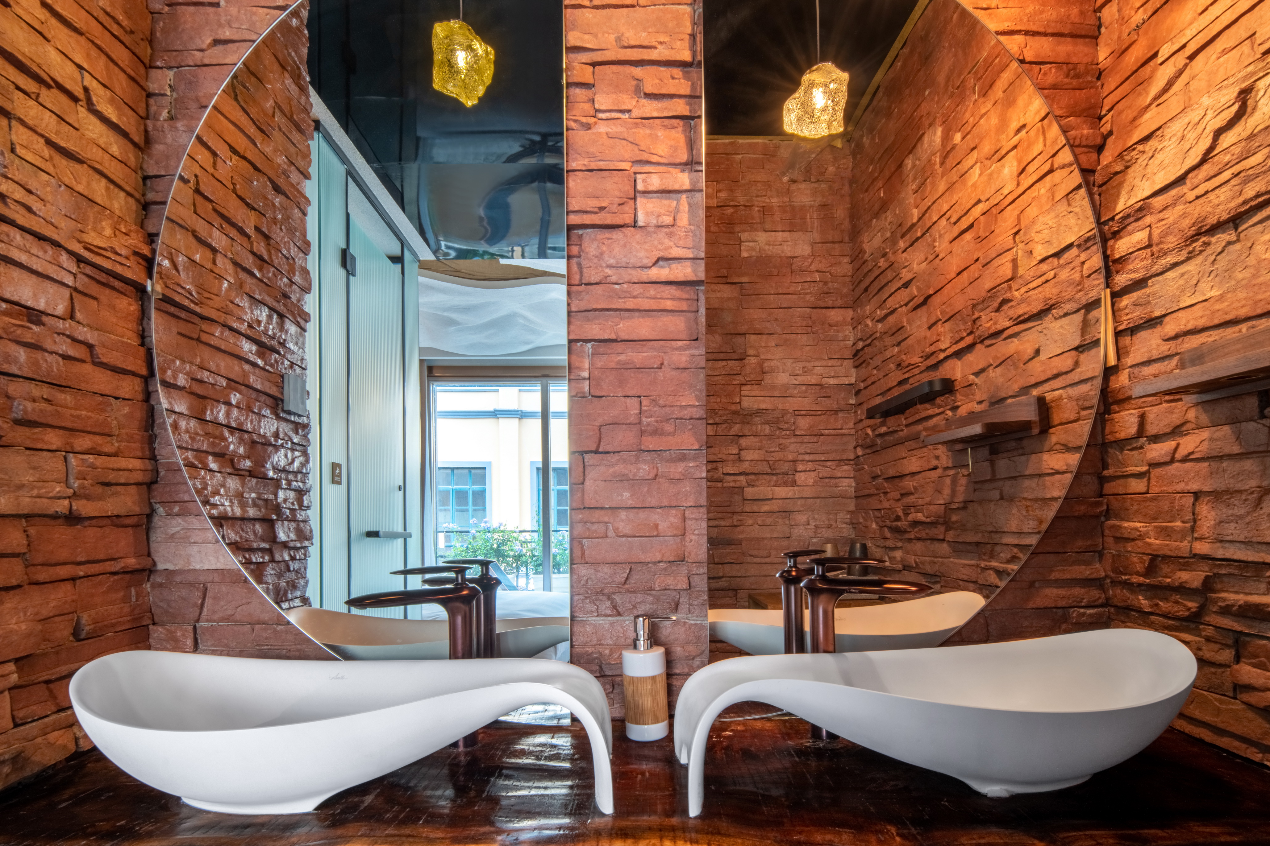 佤族|奢享浴缸阳台豪华大床房