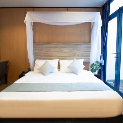 豪華特大床房帶陽台 維多利亞飯店-努福集團精選優惠