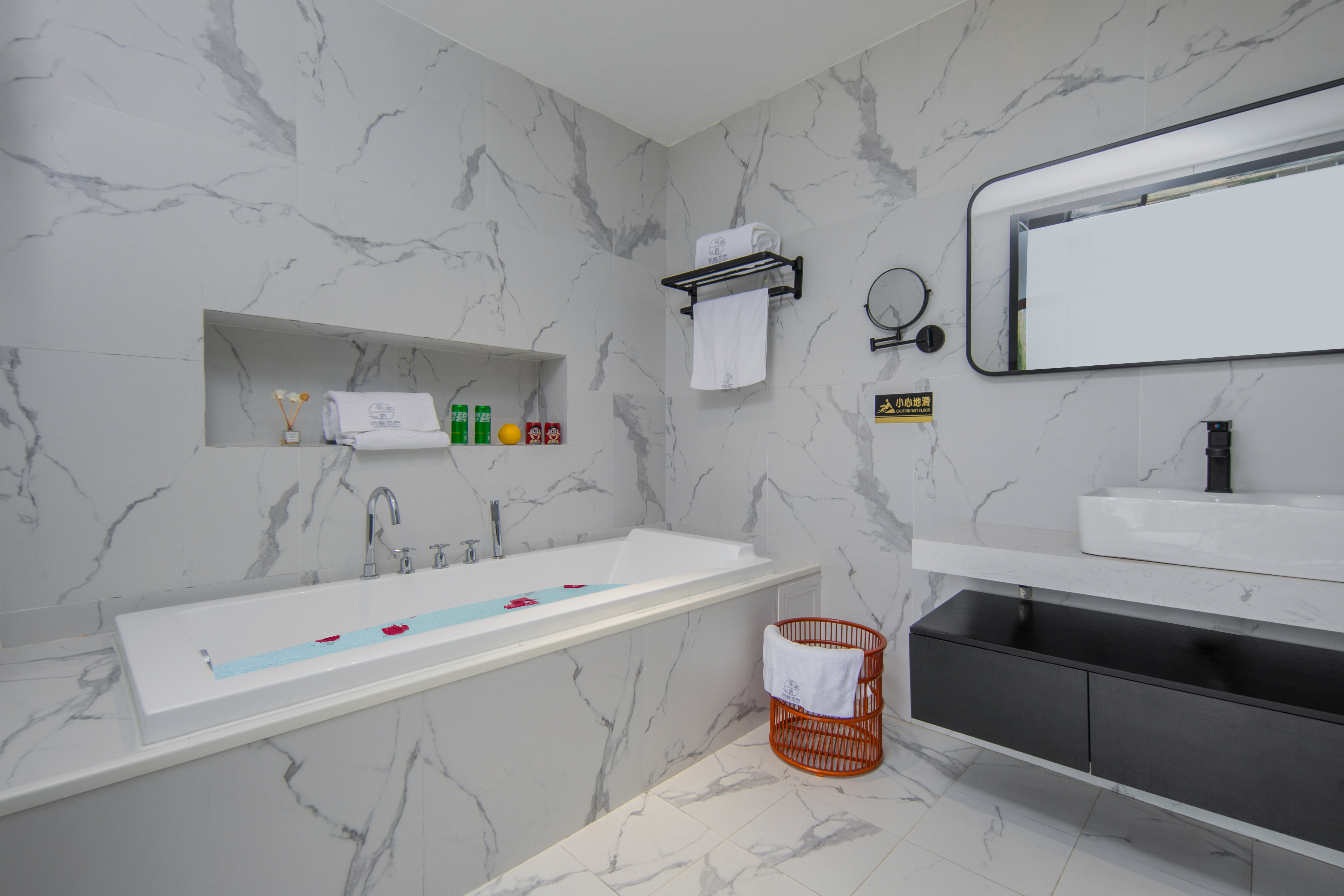 Xianchuang Hotel浴缸山景套房+俯瞰园林+minibar+小冰箱+舒适浴袍