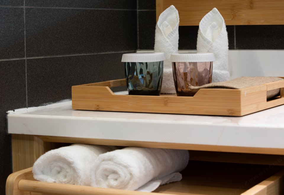 Jianguo HIDDEN Hotel (Kunming Dianchi Haigeng Park)Yonghuangguzhu Grand Bedroom (Viewing Balcony)