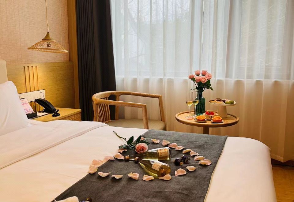 詠蘭居大床房·新中式風溫暖雅居+投屏電視+智能客控