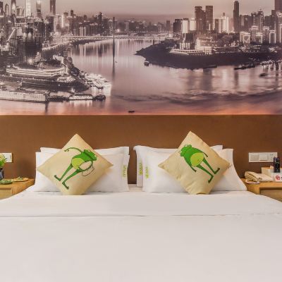 落地夜景大床房 何夜青旅飯店（重慶解放碑步行街店）優惠