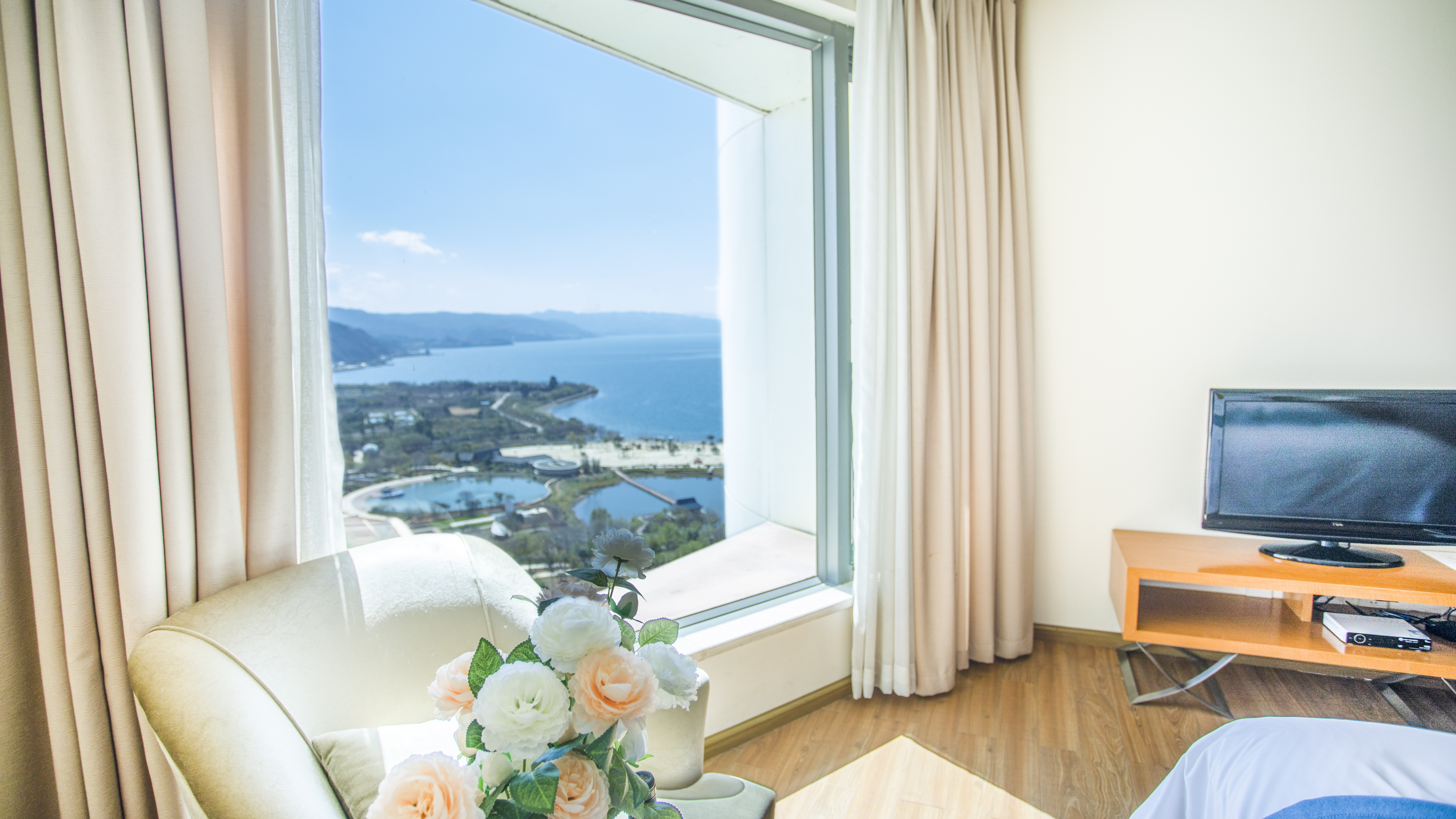 高級湖景大床房