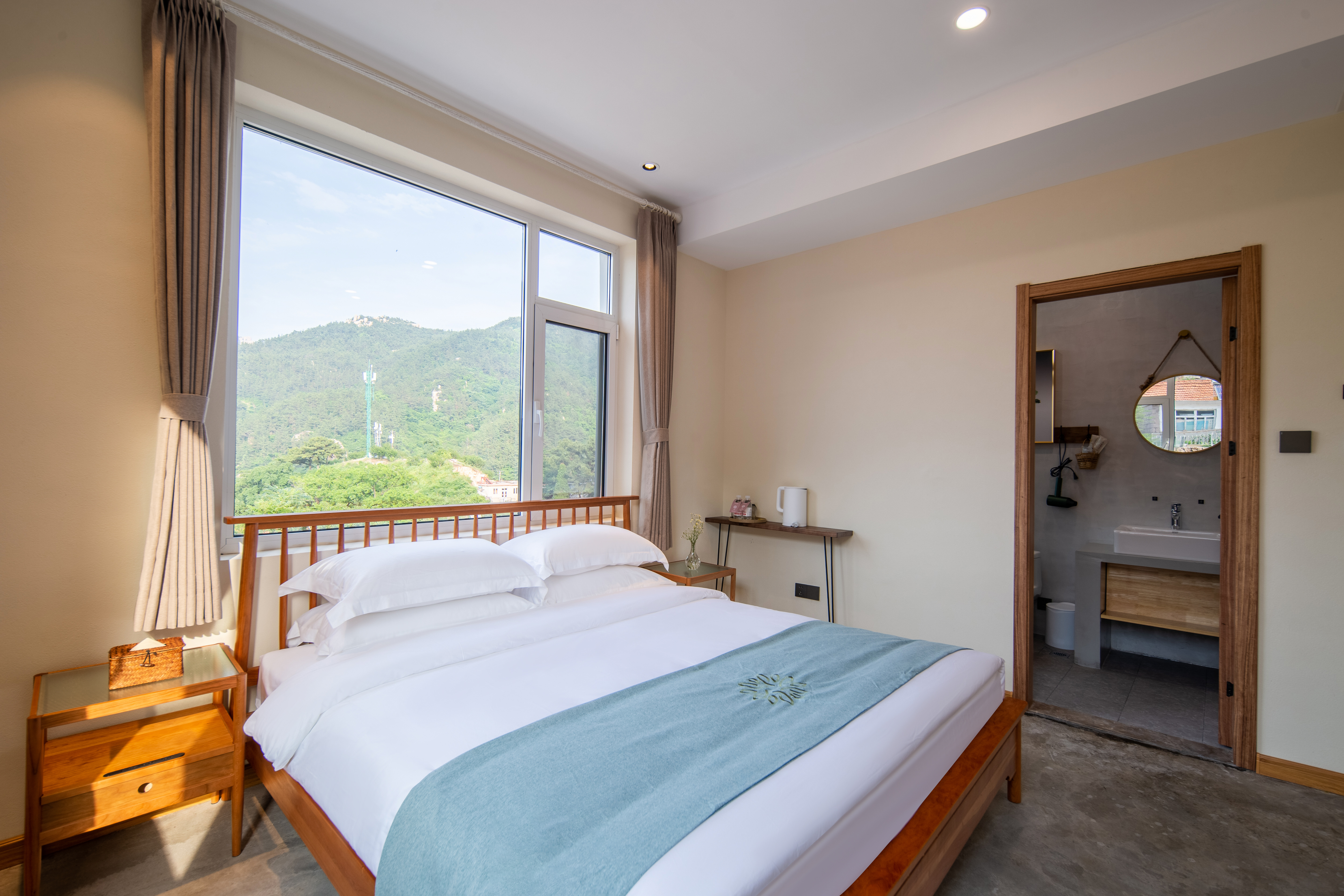 云起·观山休闲大床房·棋牌桌