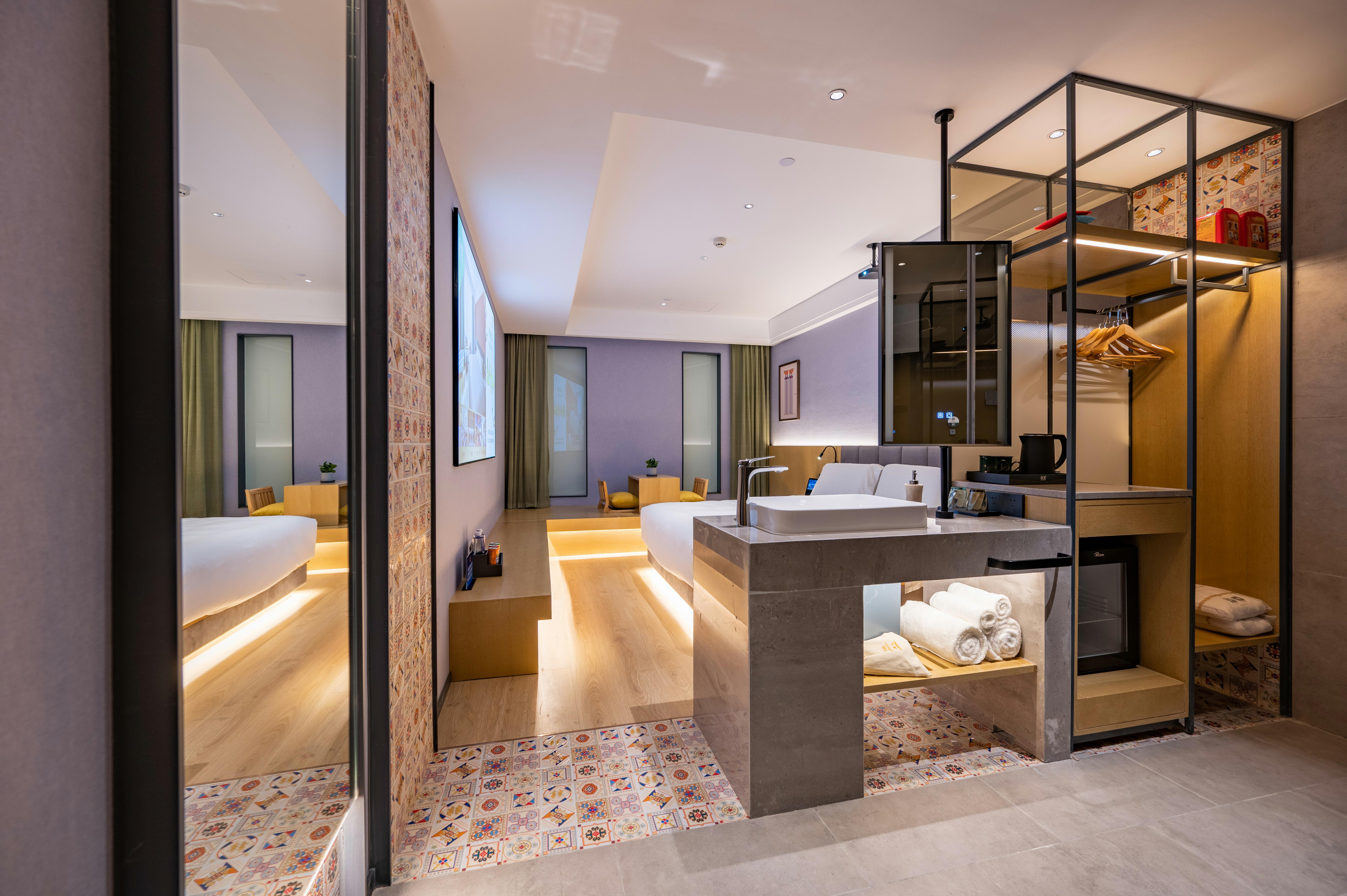 巨幕影音大床房（智能客控+深睡记忆枕+迷你冰箱）