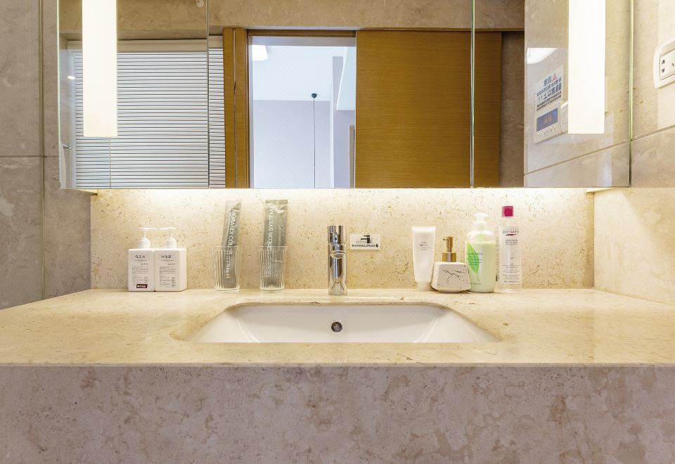 投影两室两厅双衞套房（厨房冰箱+烘乾洗衣机+投影设备）