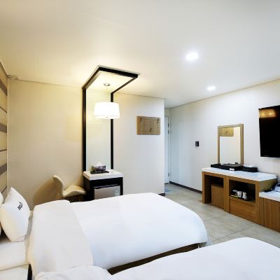 스탠다드 트윈룸 (2인 무료조식, 월요일 아침 조식제공 X) White Tourist Hotel 쿠폰