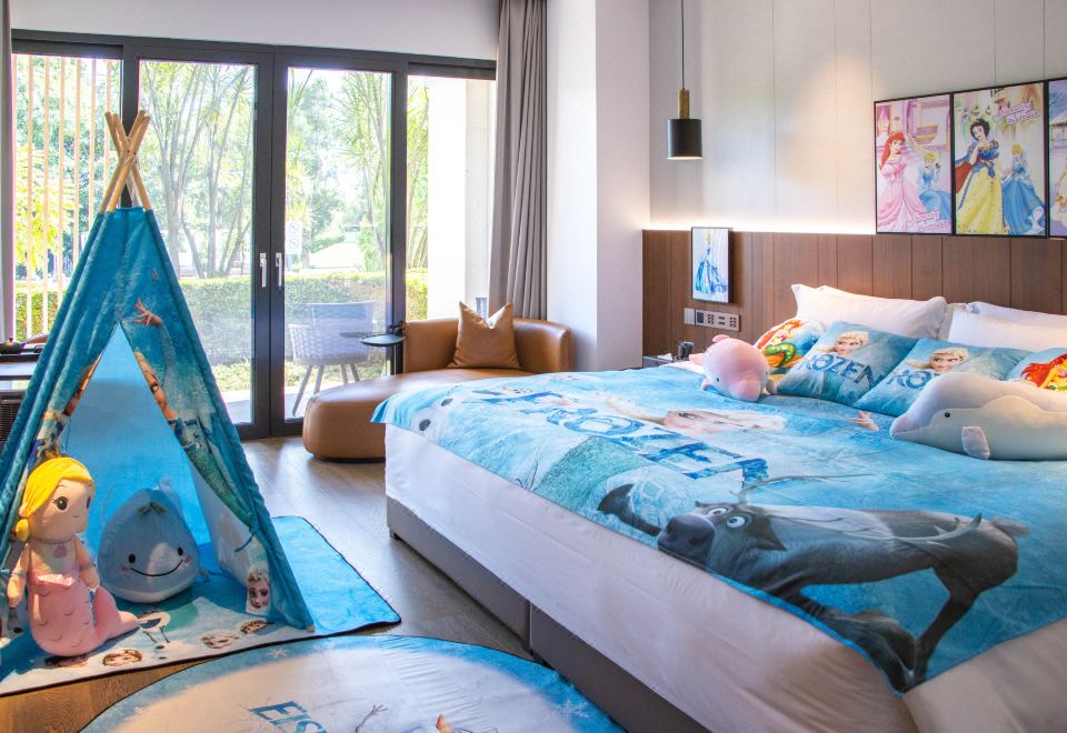 Long Island Golf & Private Resort HotelFrozen-Themed Family Room