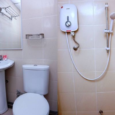 King Bed Room Kupon OYO 44054 Holiday Mansion Inn