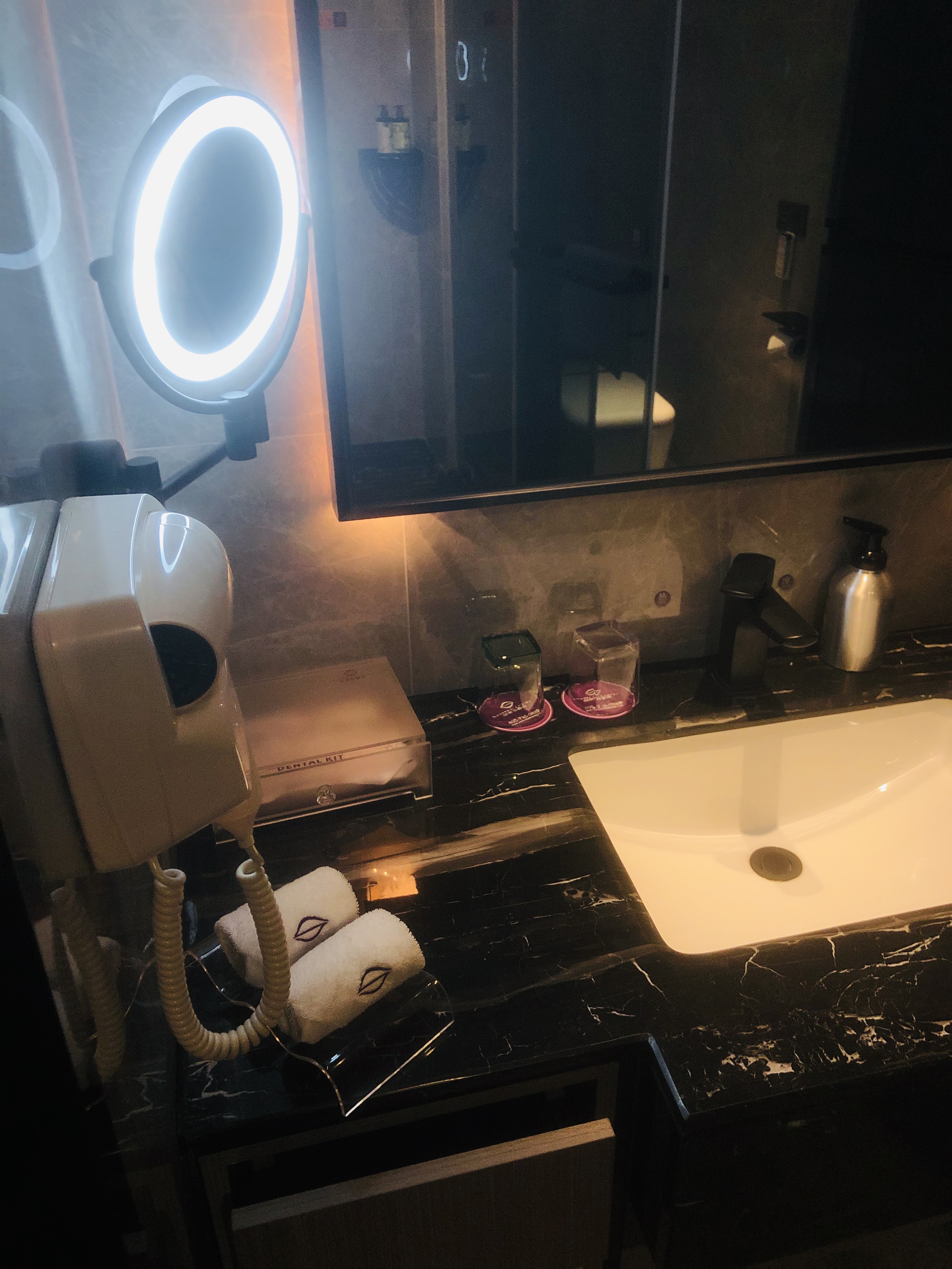 阳光大床房（高空景观+独立办公区+全自动洗衣机）