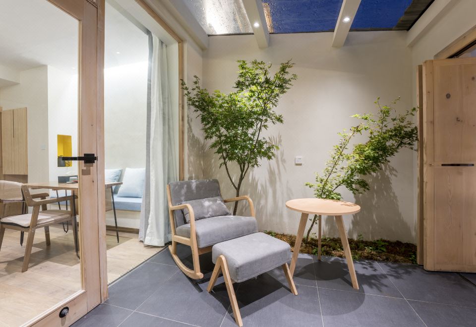 Leon Yu Mu Zhi Ye Designer Homestay (Dukezong Ancient City Store)Private｜ Courtyard Double Bed Room (Air Conditioning + Oxygen Supply + Independent Small Courtyard + Humidifier)