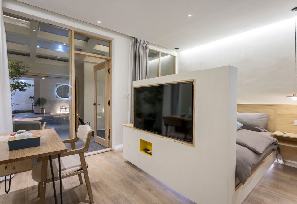 Leon Yu Mu Zhi Ye Designer Homestay (Dukezong Ancient City Store)Private｜ Courtyard Double Bed Room (Air Conditioning + Oxygen Supply + Independent Small Courtyard + Humidifier)