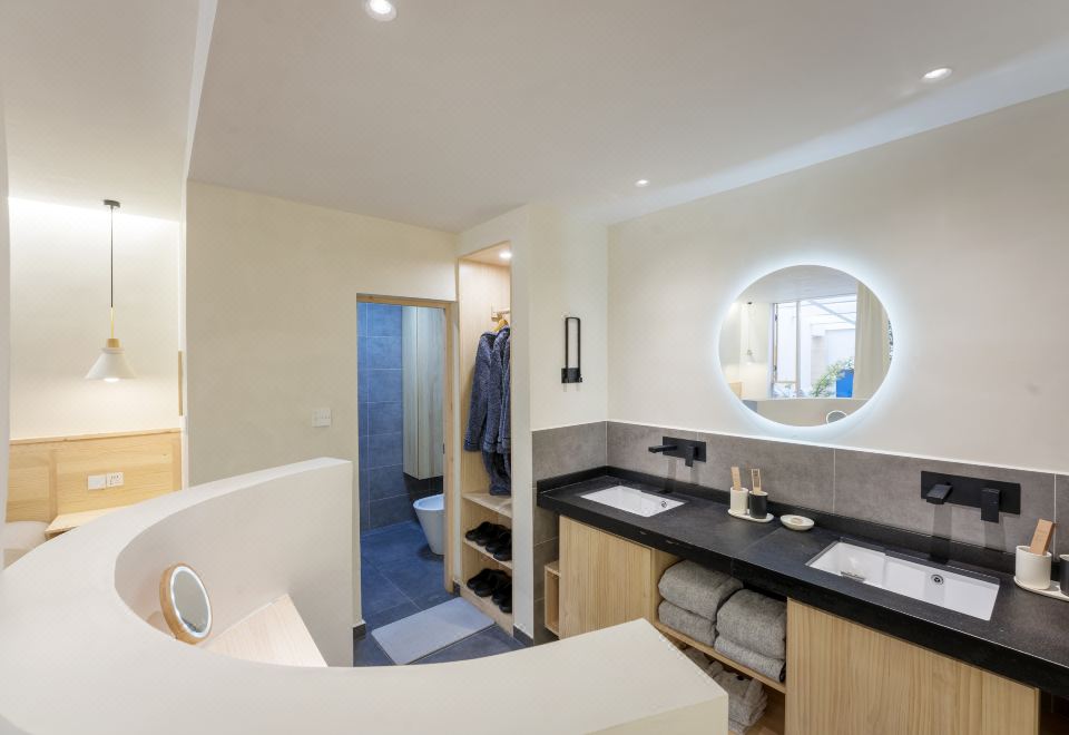 Leon Yu Mu Zhi Ye Designer Homestay (Dukezong Ancient City Store)Private｜ Courtyard Projection Quadruple Room (Air Conditioning + Oxygen Supply + Independent Small Courtyard + Hd Projection + Humidifier)