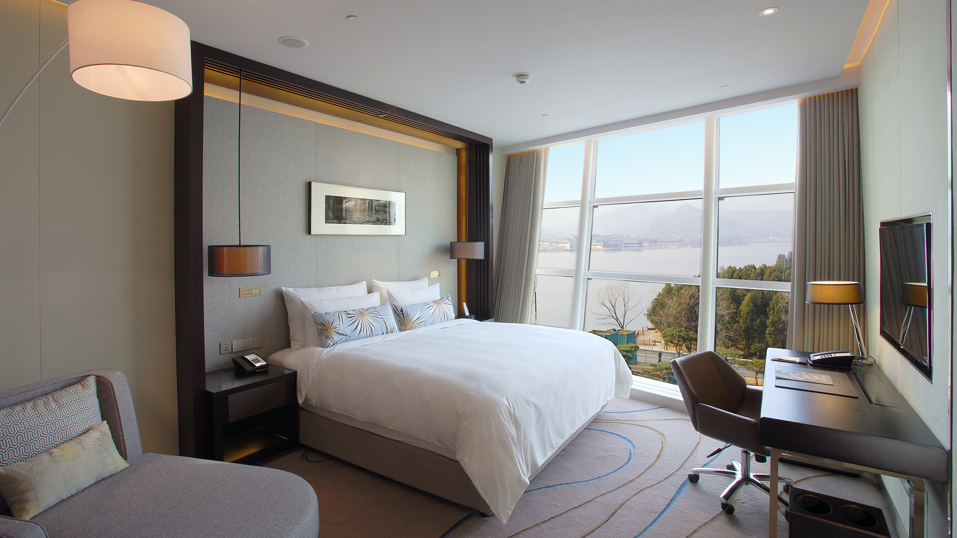 豪华湖景大床房