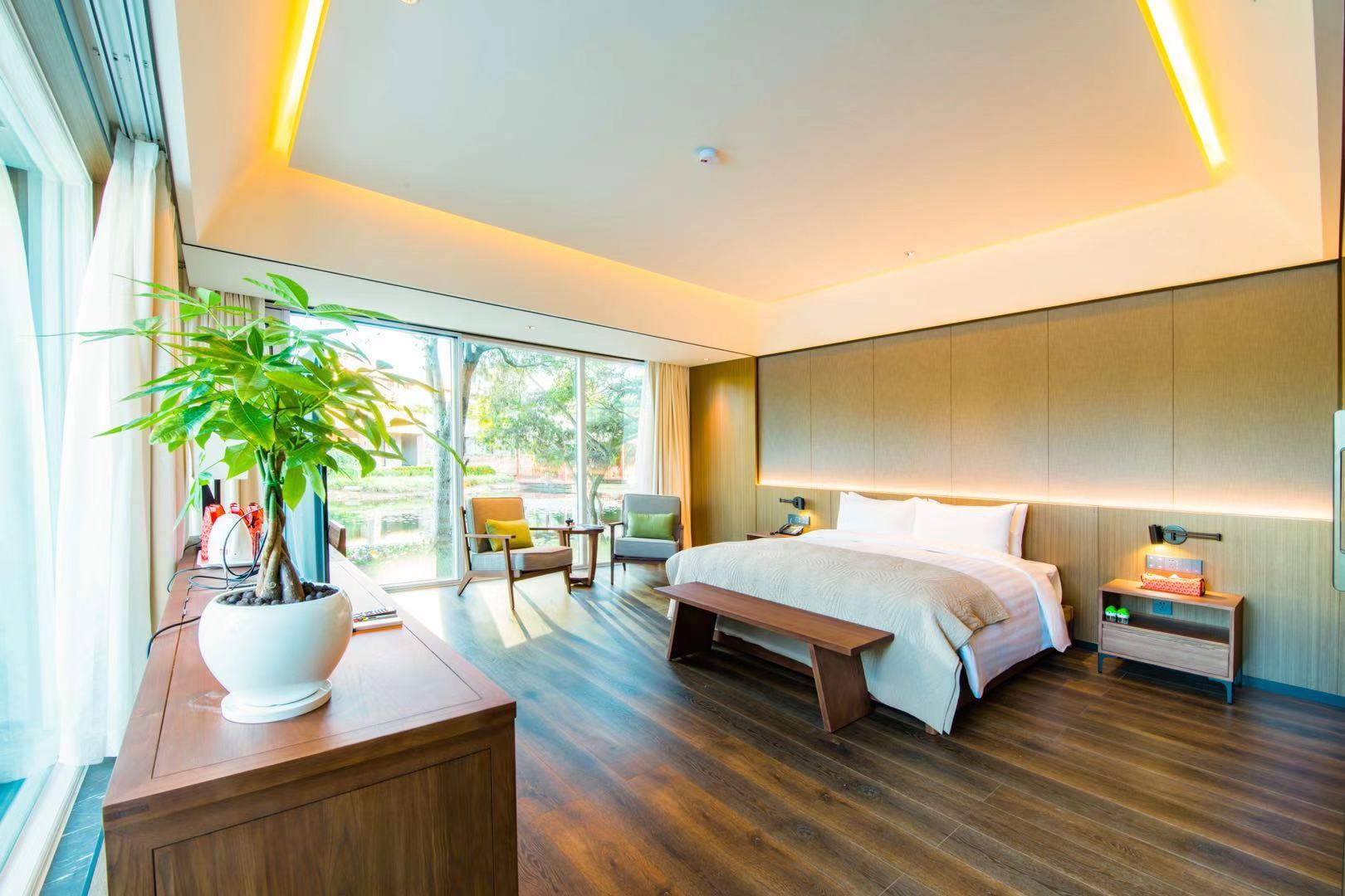 湖畔豪华套房（一室一厅+超大浴缸+观景露台）