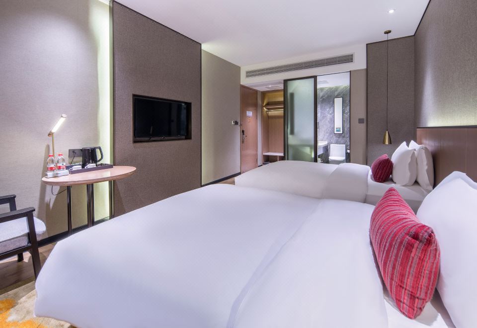 高級雙床房（落地飄窗+辦公桌椅）