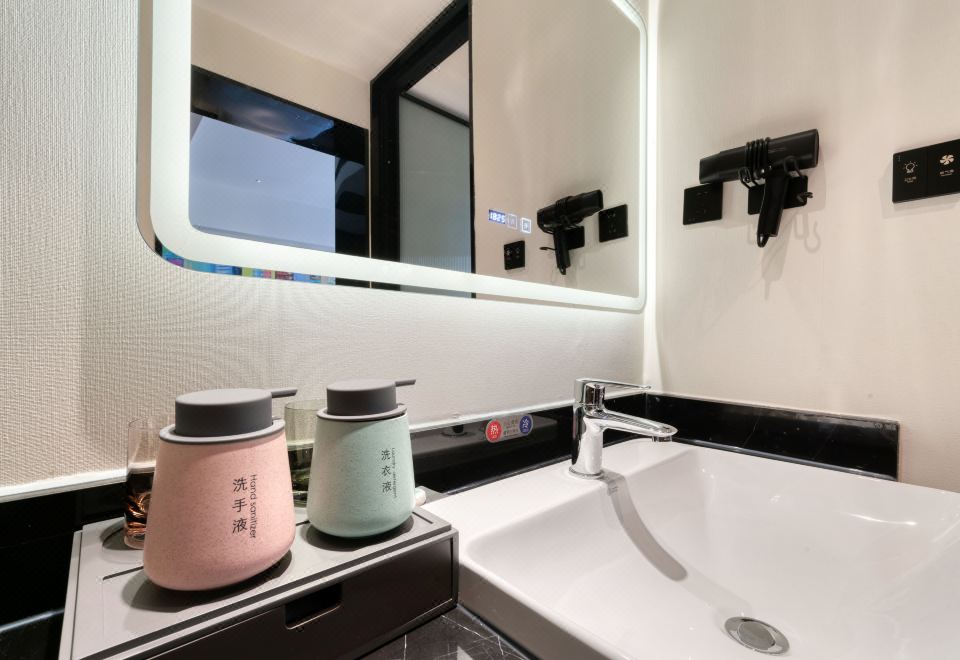 巨幕观影豪华大床房（极米百寸1080P投影+智能马桶+小冰箱）