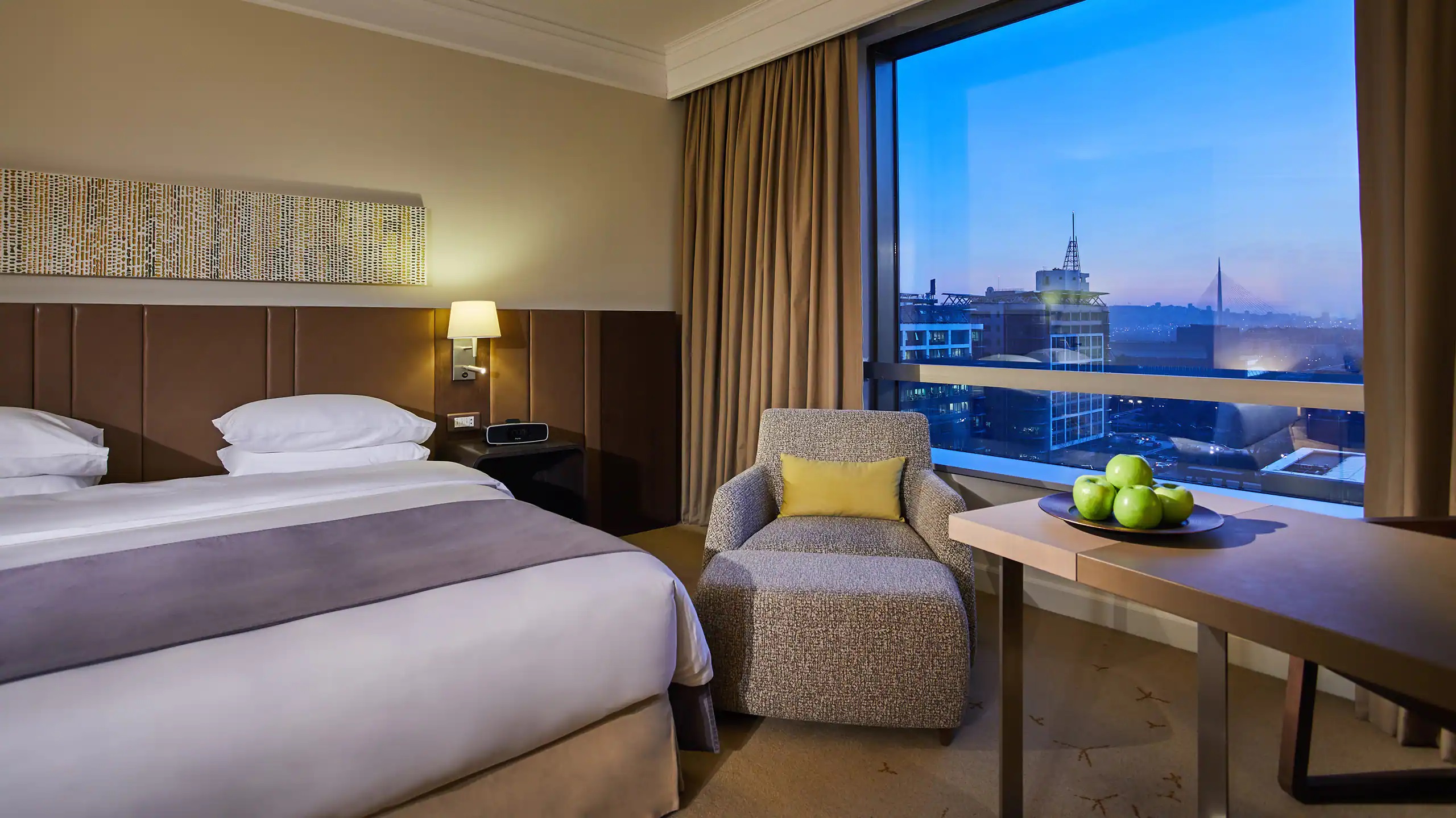 俱乐部特大床房