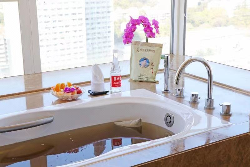 Shenzhen New World Weirui HotelDeluxe Healthy Hot Spring Suite (One-Bedroom One-Living Room)