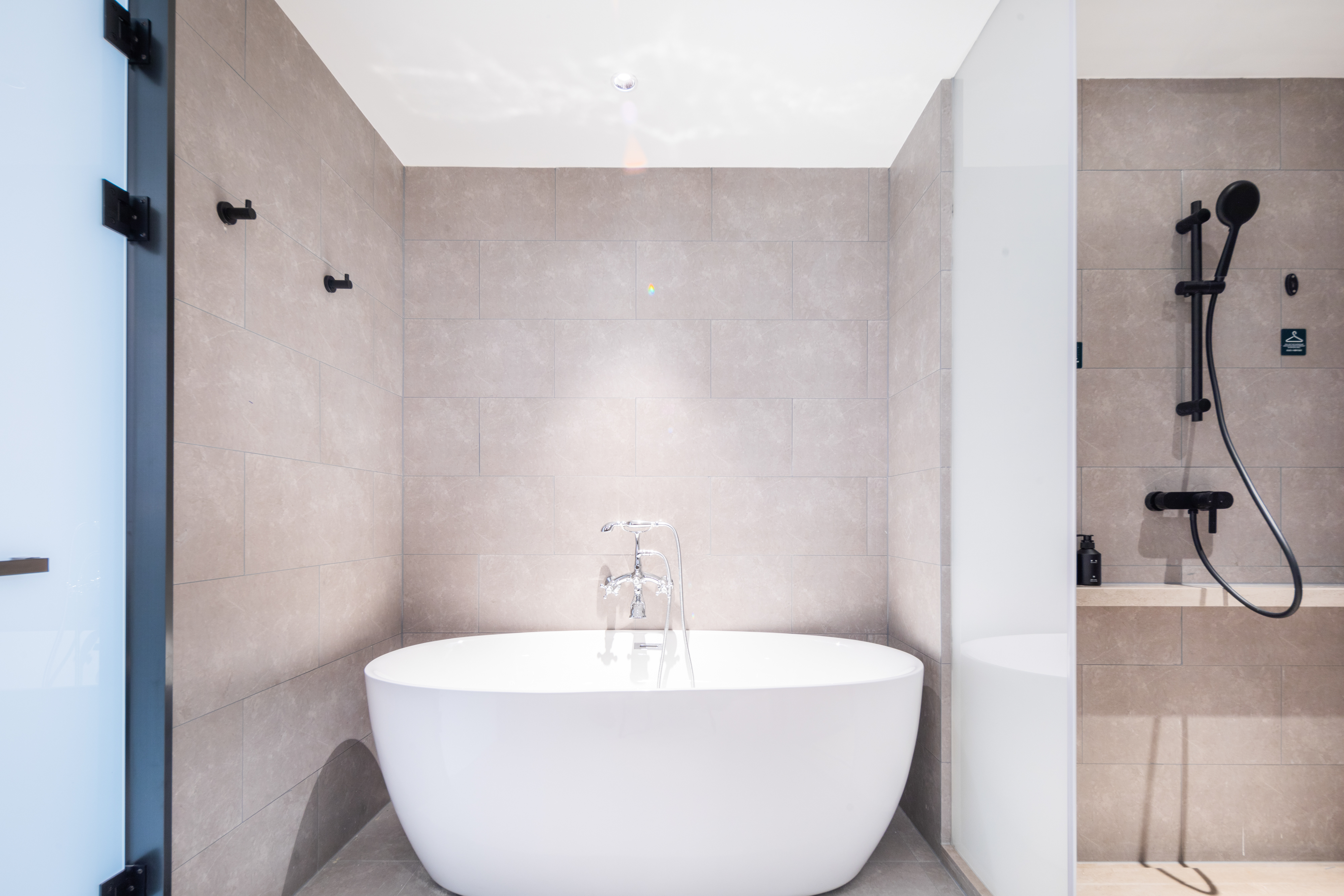 几木套房（深睡枕+mini吧+55寸投屏电视+浴缸+客厅）