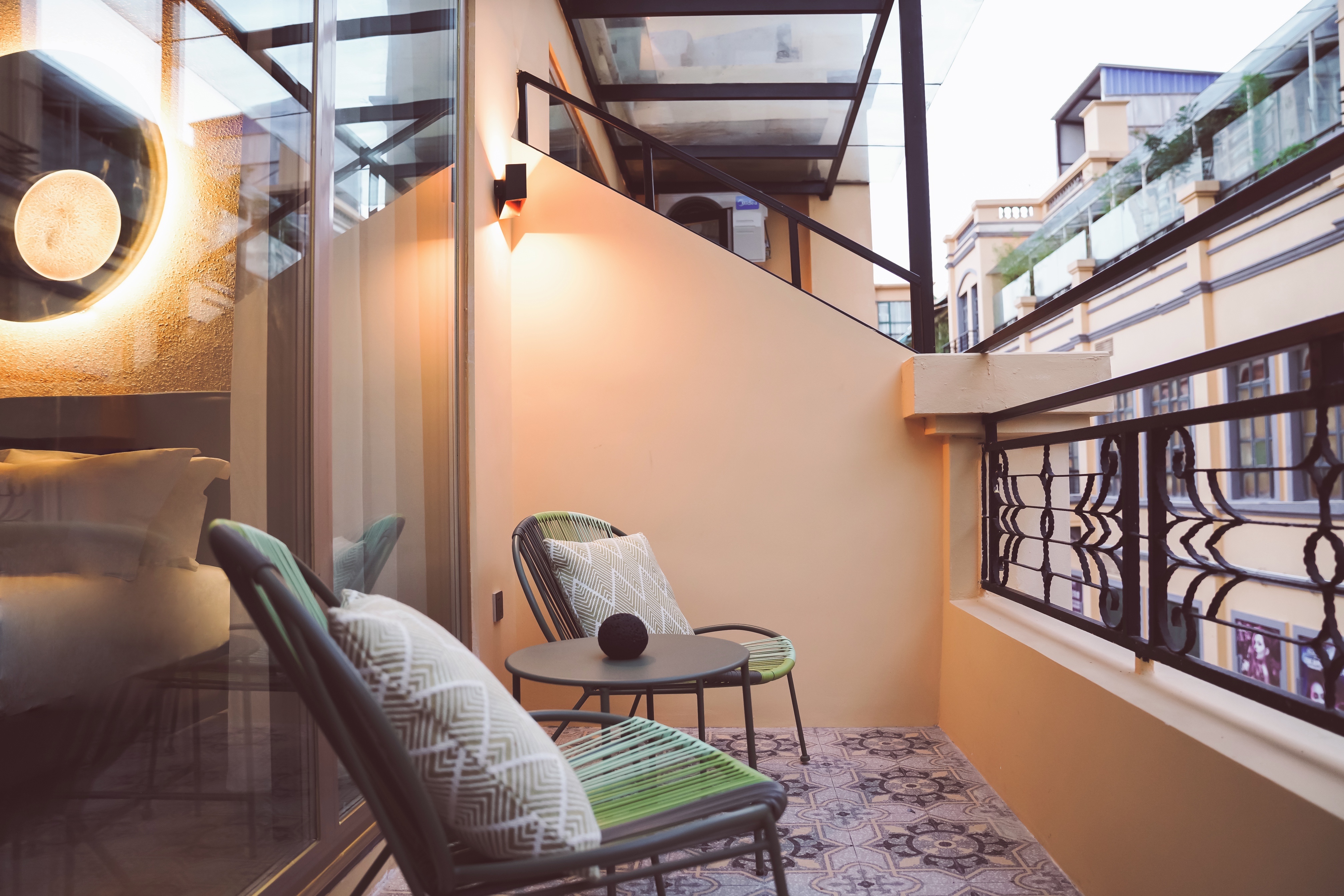 哈尼| 阳台格调大床房