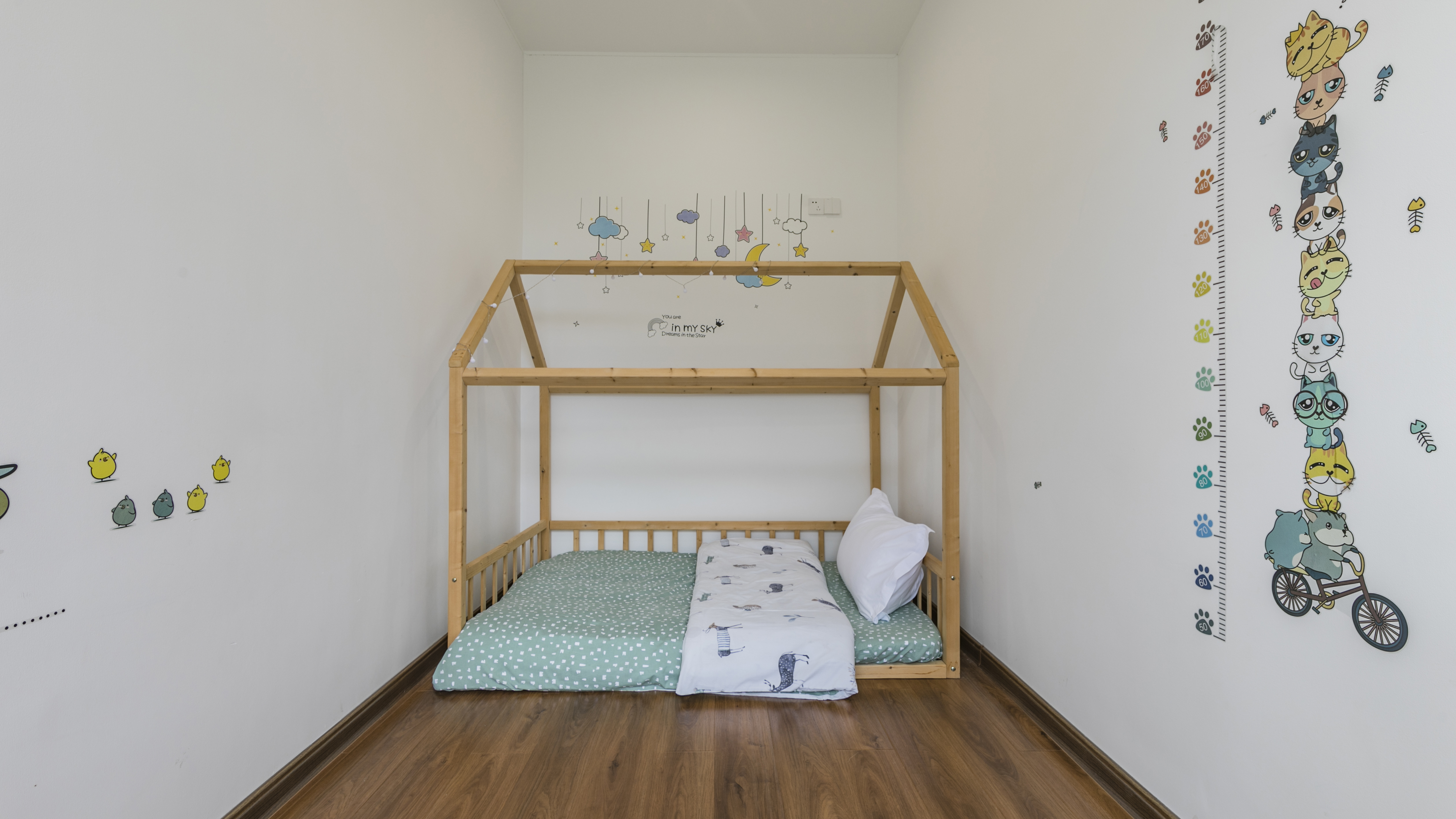 隅心?山趣童乐亲子房（小童壁纸+新中式茶桌+浴缸）