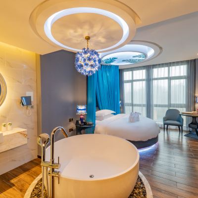 隆閨蜜月大床房（浪漫圓床+2米大浴缸） 皇馬假日醉海南大酒店（海口濱海大道秀英店）優惠