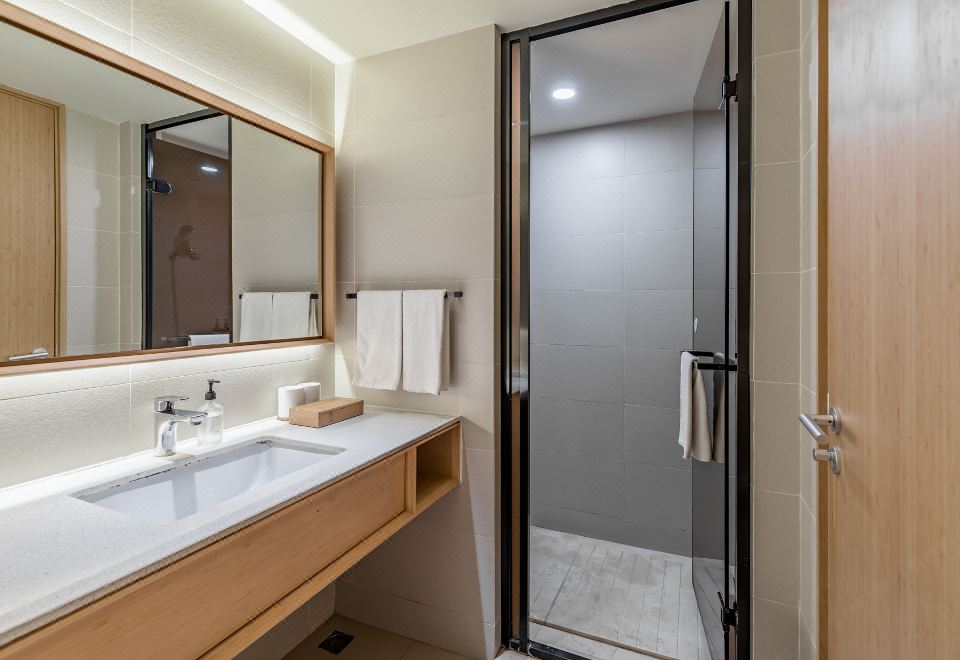 商务大床房【天竺葵芳香洗沐浴露+拾趣茶具+智能投屏】