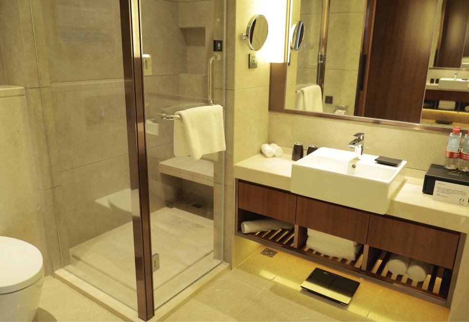 Oakwood Premier TongluStudio Deluxe King