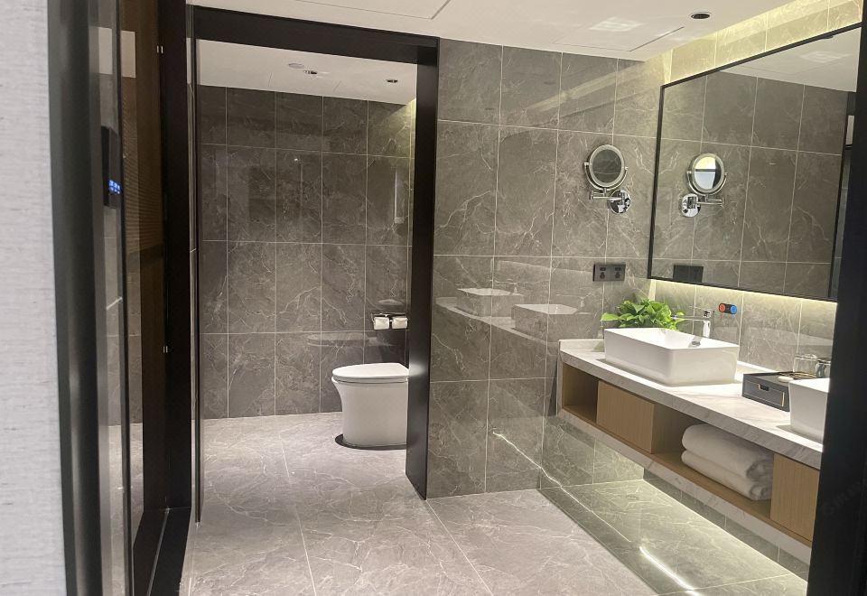 Dejin Garden Hotel (Shenzhen International Convention and Exhibition Center)Deluxe Queen Bed Room