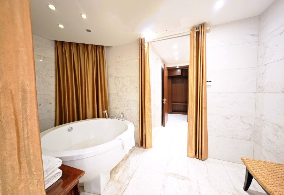 亿豪经典丨行政套房（小）（全景客厅+露台+圆浴缸）