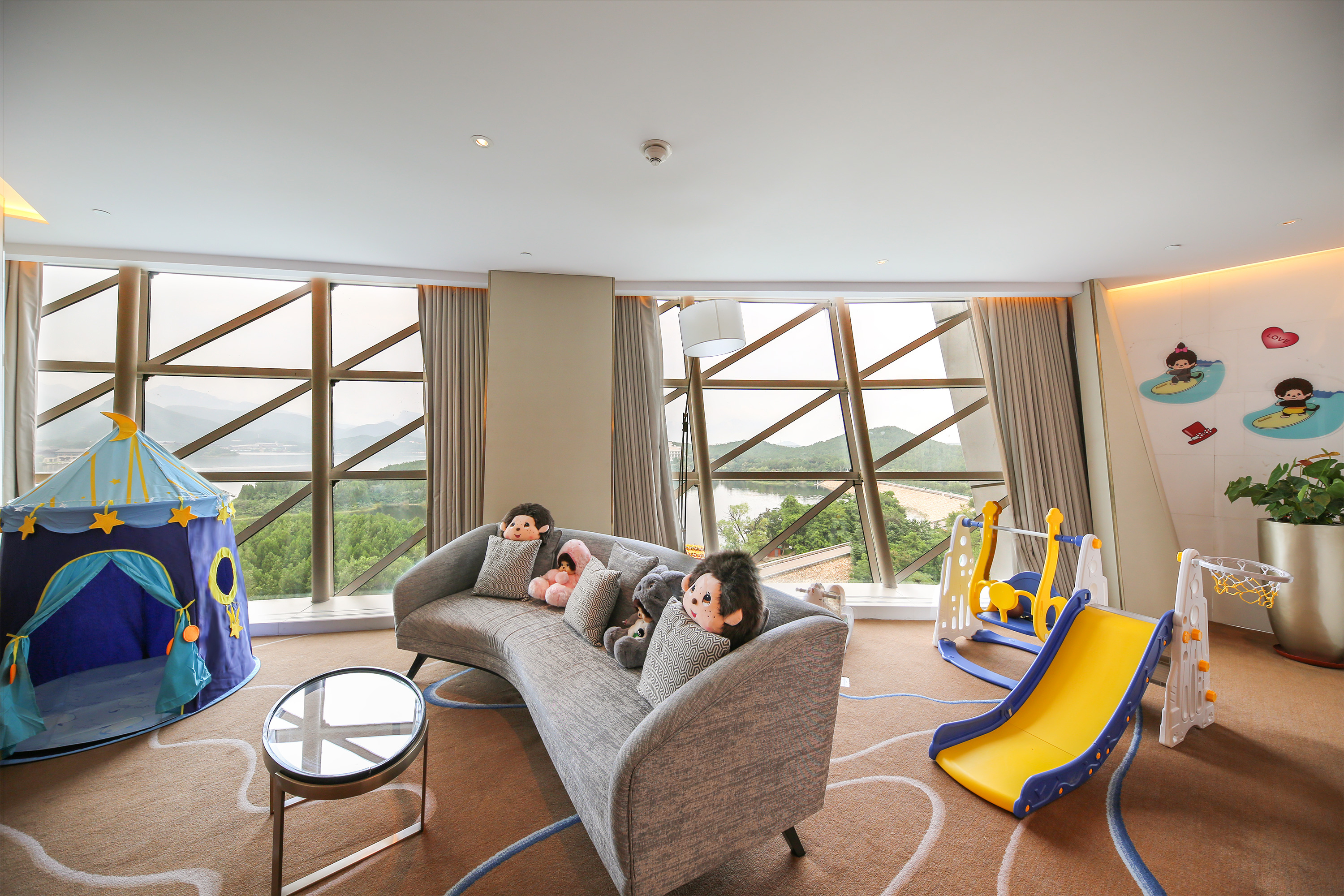 蒙奇奇主题尊荣湖景大床房