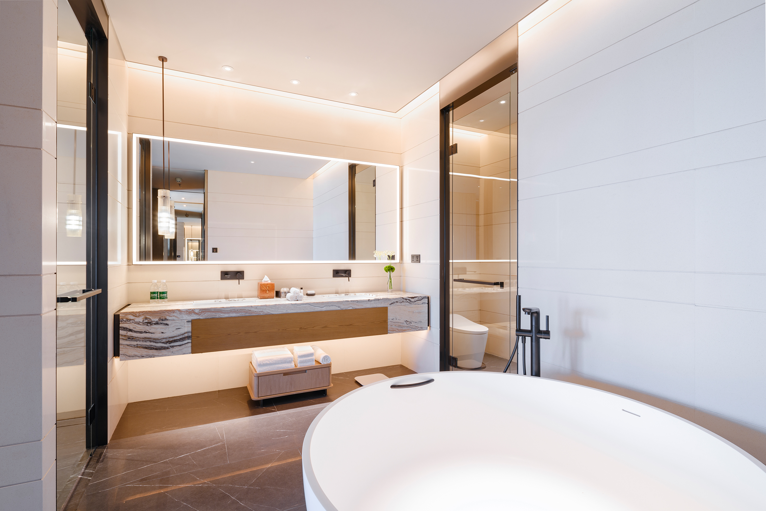 豪华湖景大床套房