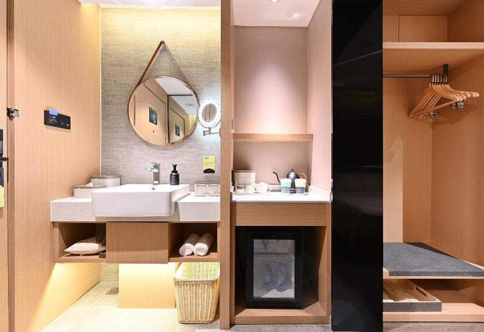 高级大床房（智能电视+手机投屏+小冰箱）