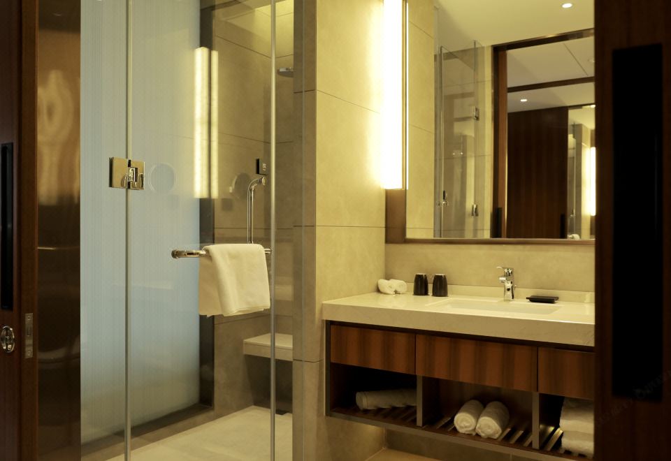 Oakwood Premier TongluSuperior Twin Room