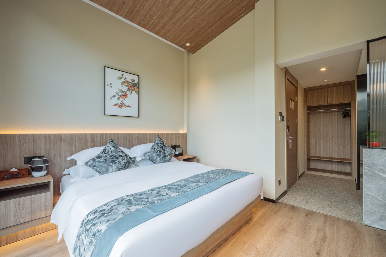 观山大床房（远观山景+草坪景+中央空调+智能客控+沙发）