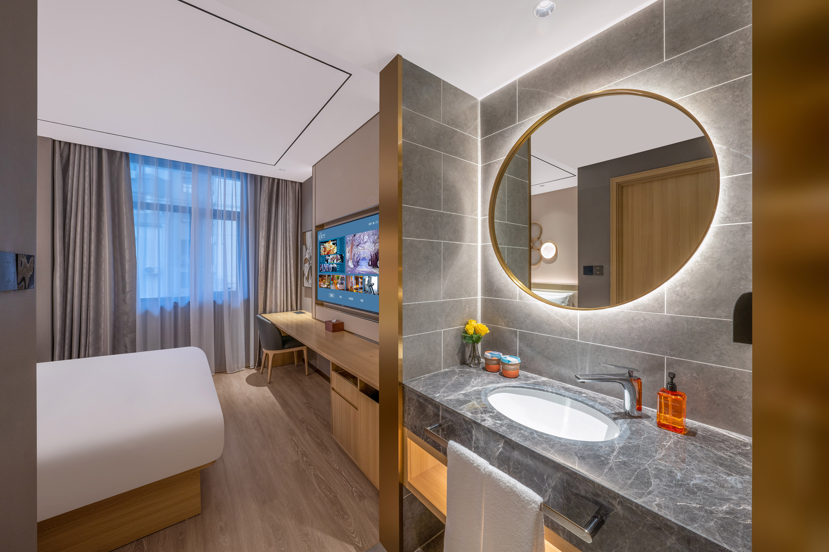 高级大床房（65寸可投屏电视+智能客控+小冰箱）