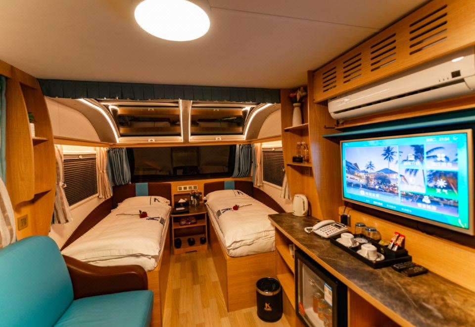 Ningnan Kaidilira Wenquan Wellness Resort CampFeatured RV (2 Beds)
