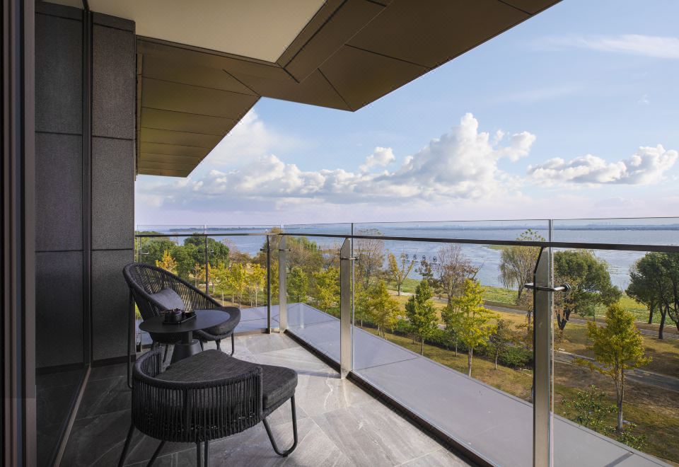 单卧大床湖景套房