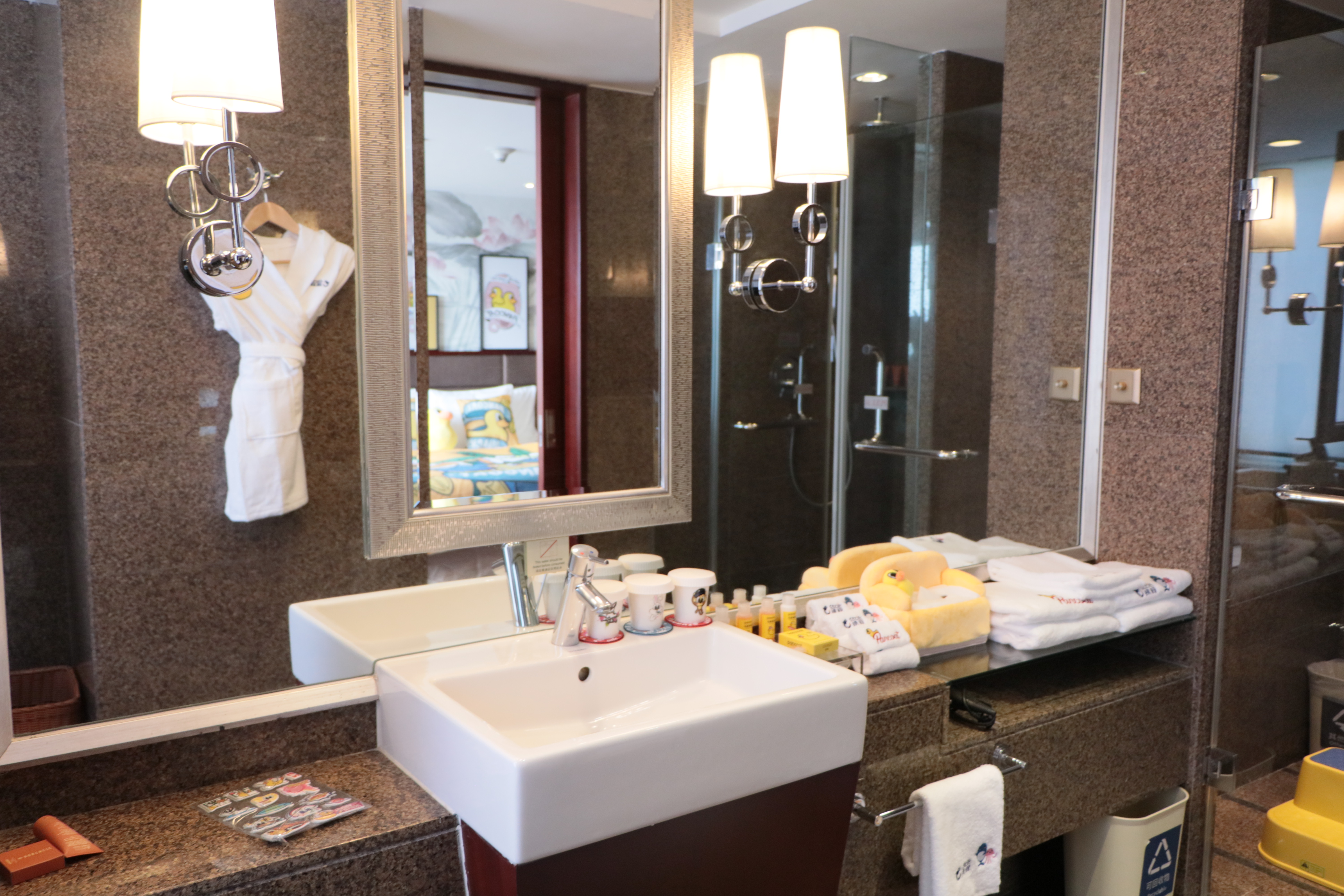 盼酷小黄鸭亲子主题高级间