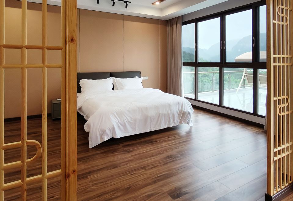 Neo-Chinese Scenic Couple's Double Bed Room (Yun Feng 302)