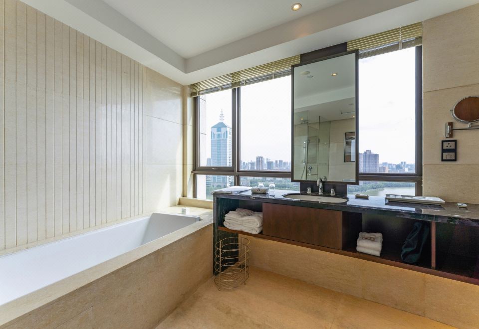 Deluxe Lake View Suite (One Bedroom And Spacious Living Room)