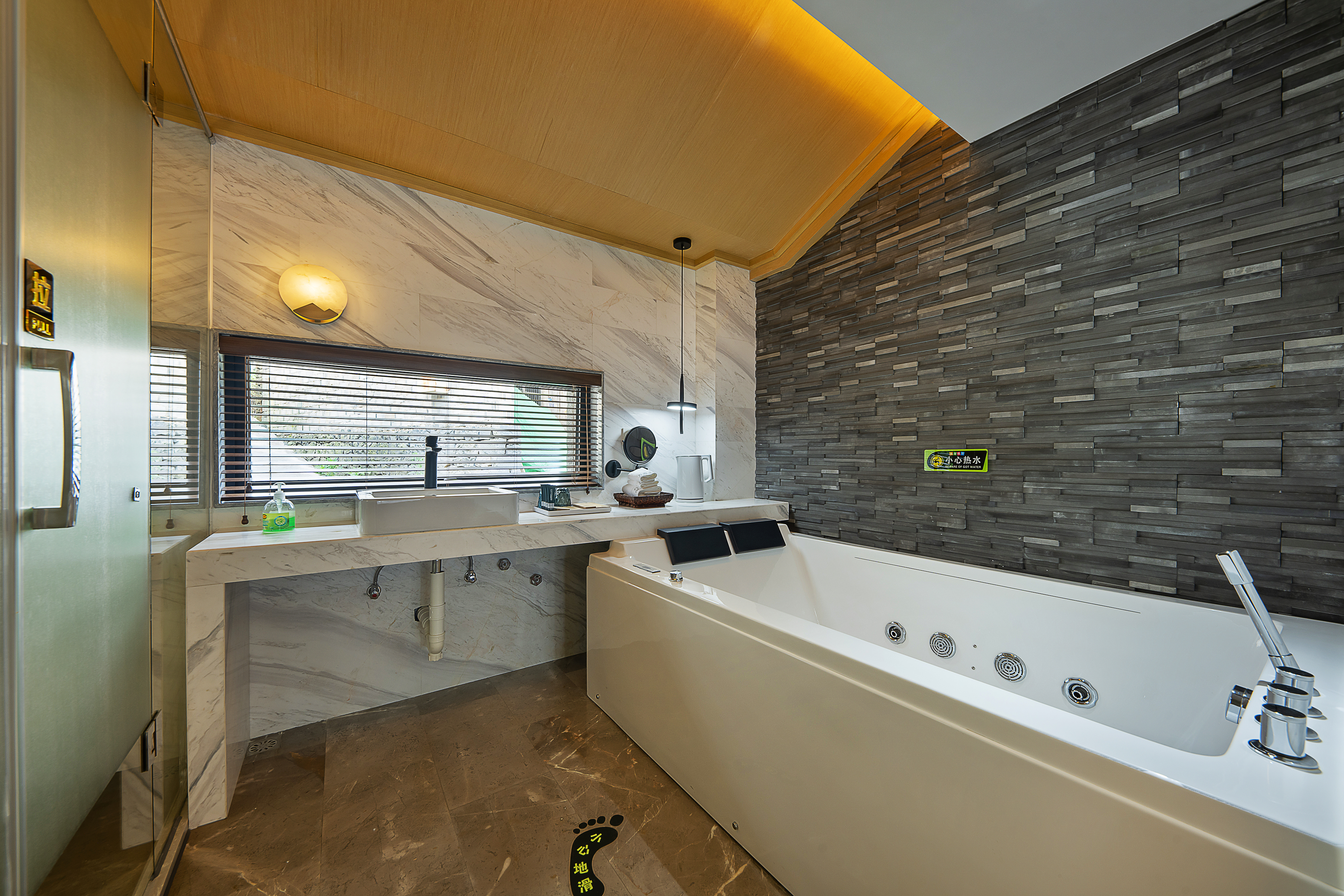 乌石炊烟·两室一厅两衞家庭亲子套房·浴缸