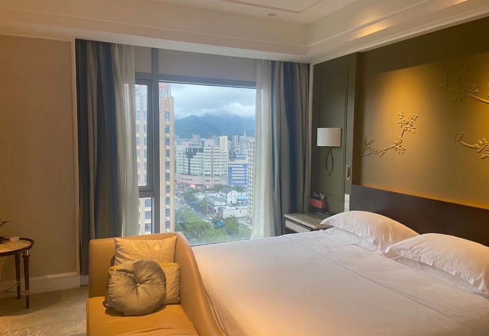 商务大床城景房（全景落地窗）