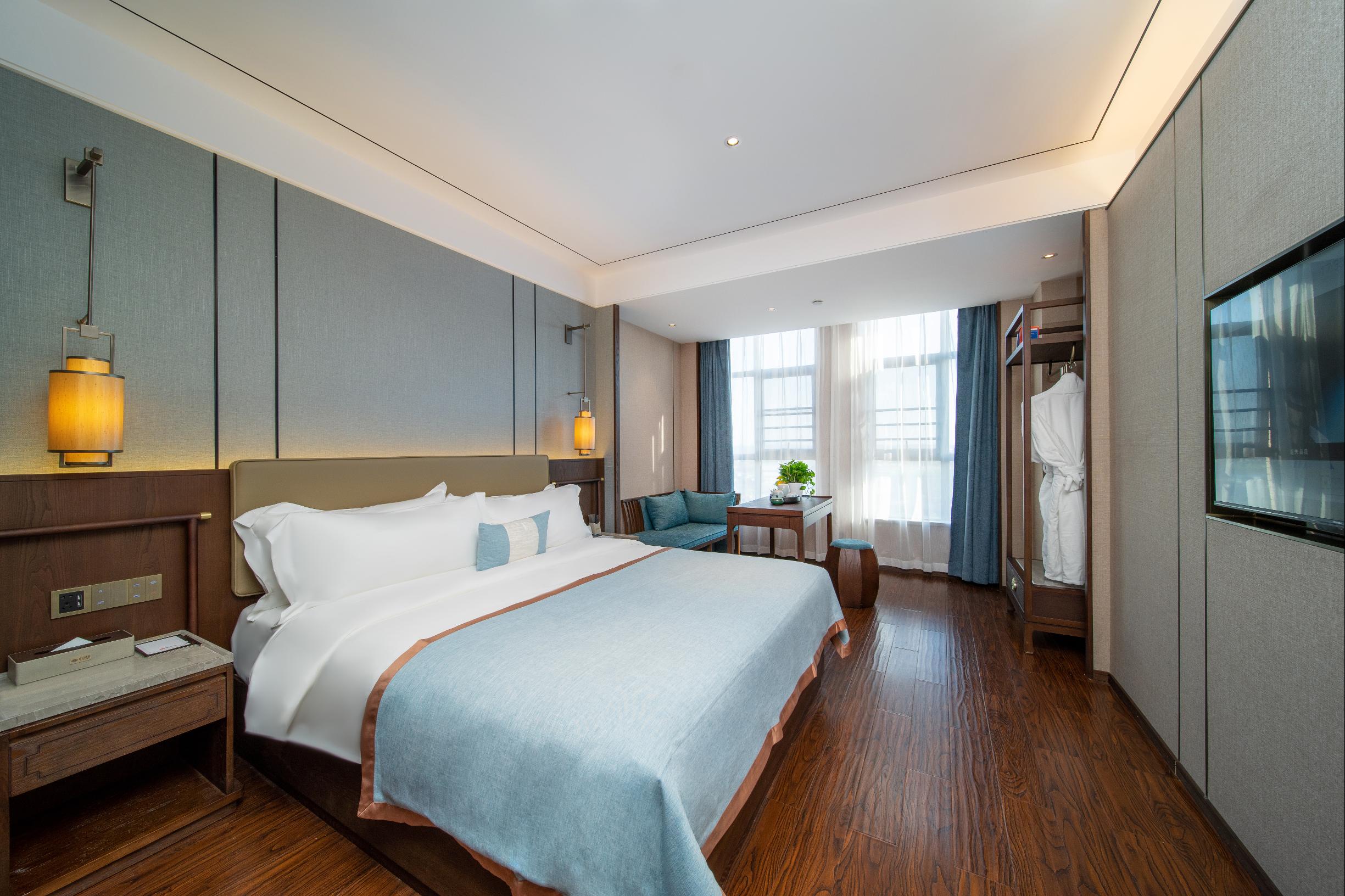 雅悦礼居大床房[自动窗帘&中式古色茶台]