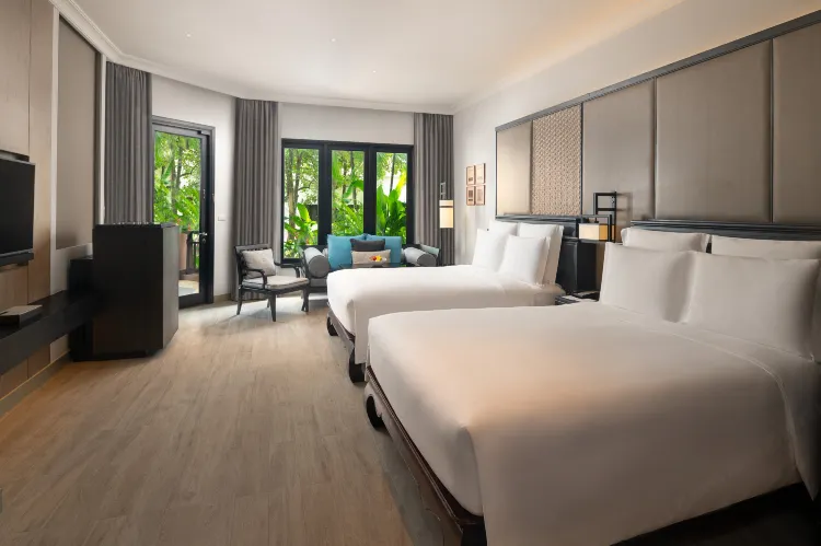 Junior Two Queen Suite With Club Access And Garden View