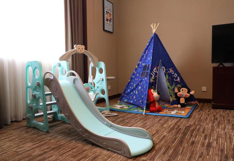 Qianmen Jianguo HotelFamily Friendly Room