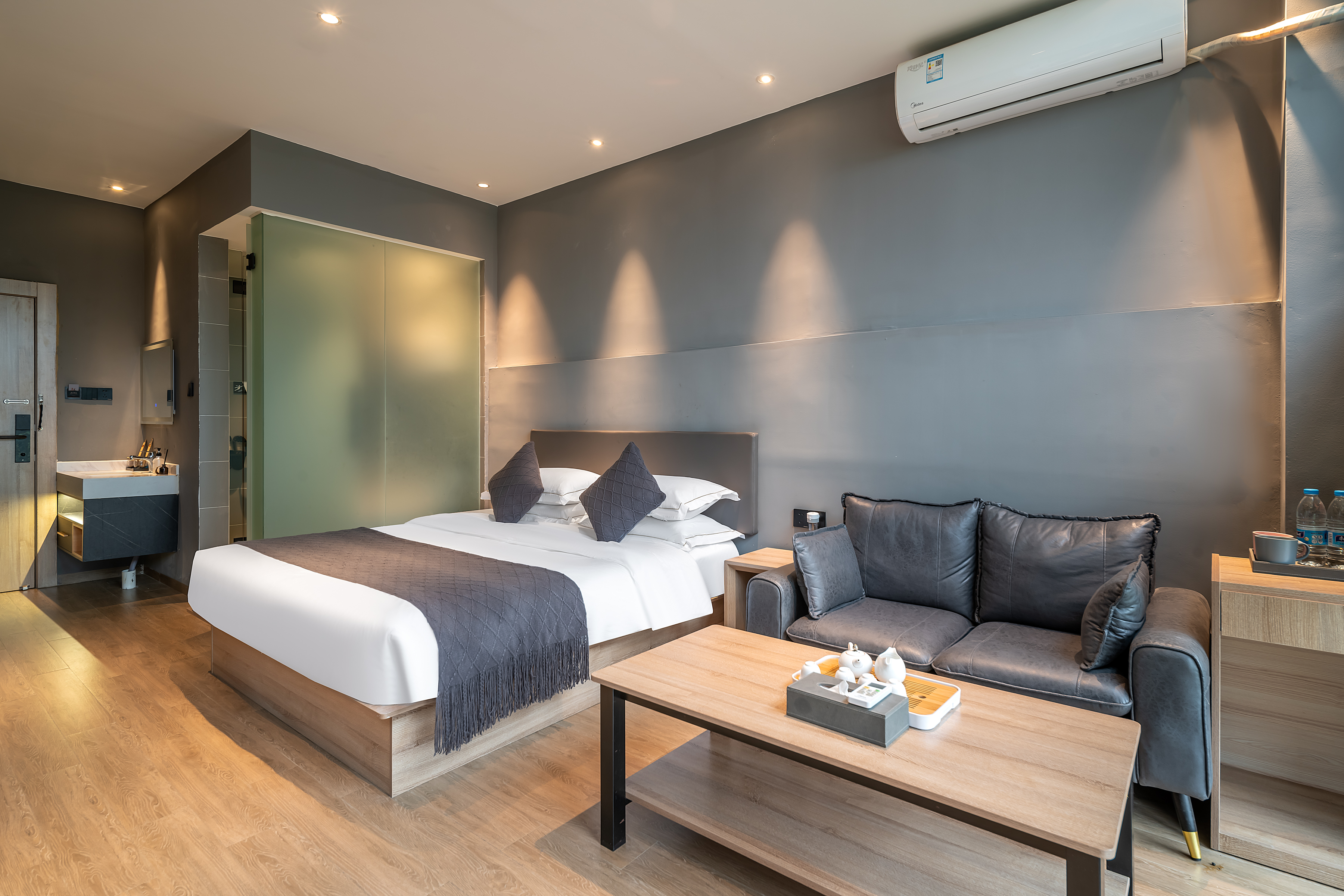 电竞大床房-[2台电脑+RTX3060显卡+i5-10700F处理器+16G内存+2K曲面屏+机械键鼠]+沙发茶几