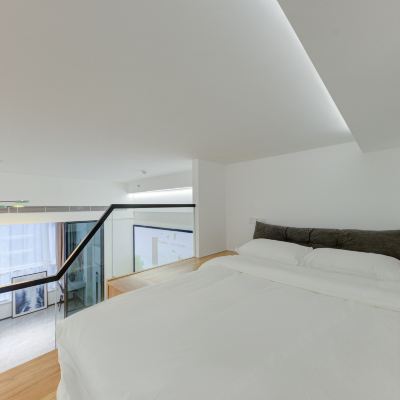 複式投影商務套房（烘乾洗衣機+迷你冰箱） 利騰電競公寓（富華里店）優惠